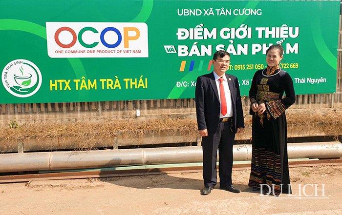 Giám đốc HTX Tâm Trà Thái Hoàng Thị Tân (phải) và Chủ tịch Liên hiệp HTX chè Thái Nguyên Phạm Đức Thuận